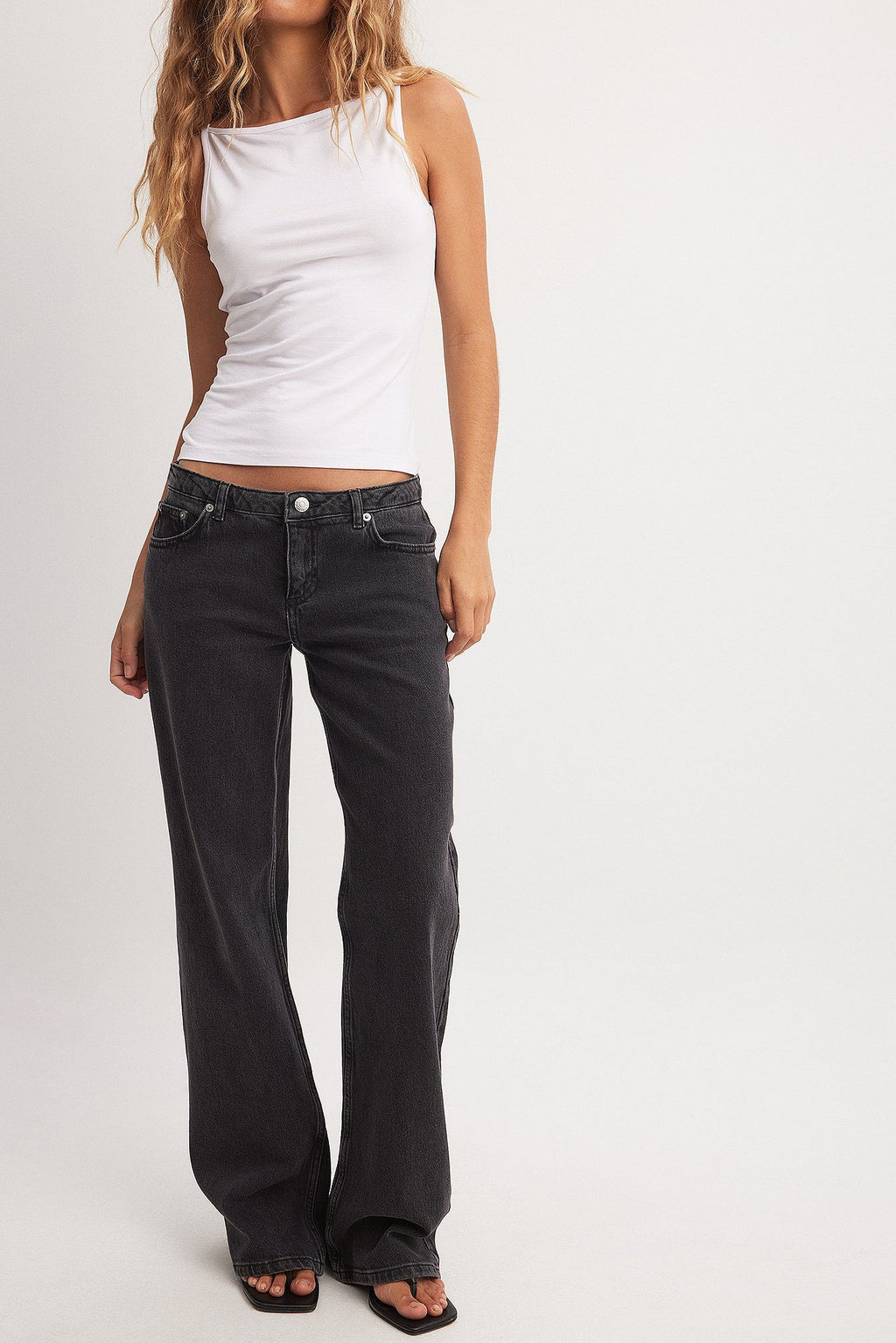 Women’s Low Waist Jeans – Trendy Mid-Rise Denim for Everyday Style in Pakistan | DOCACCA