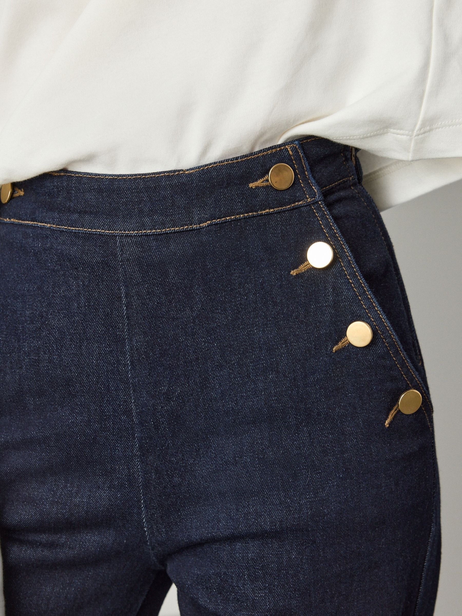 Women Denim Rinse Gold Button Front Wide Leg Jeans – Stylish High Rise Trend in Pakistan