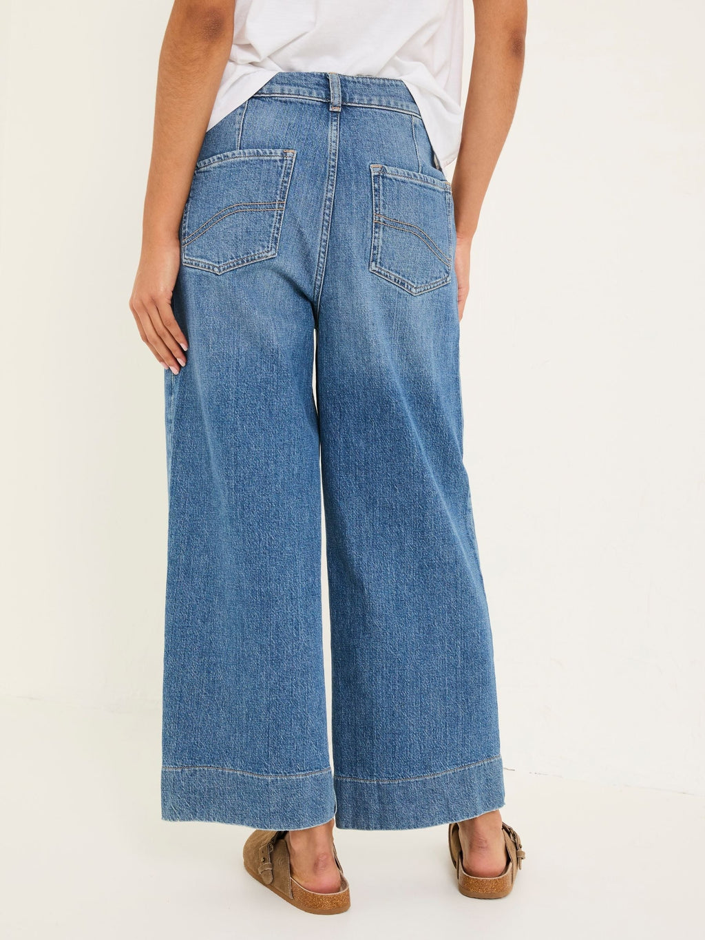Women FatFHARCHIZ Hove Blue Denim Wide Leg Crop Jeans – Stylish Cropped Denim for Pakistani Women