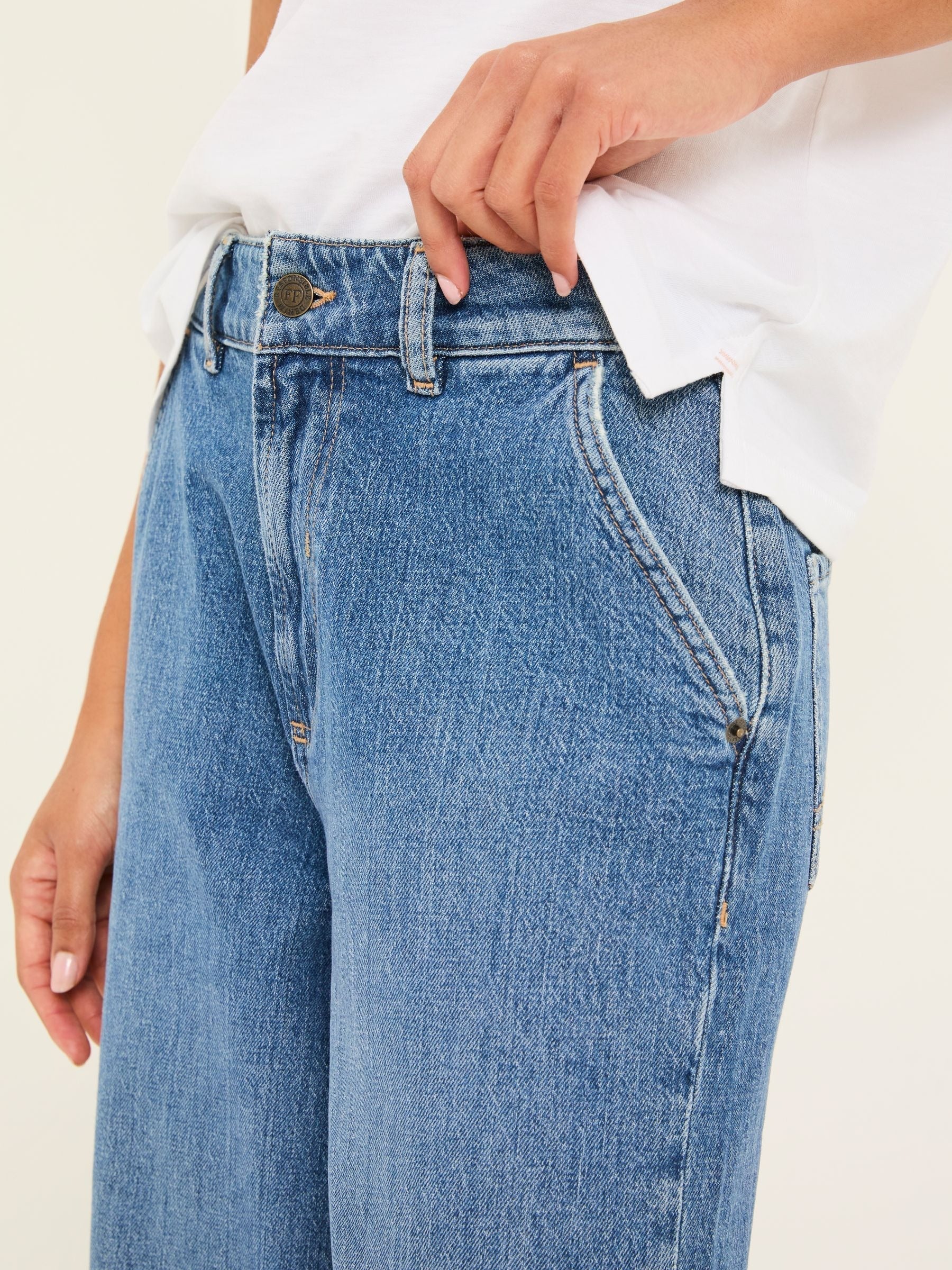 Women FatFace Hove Blue Denim Wide Leg Crop Jeans – Stylish Cropped Denim for Pakistani Women