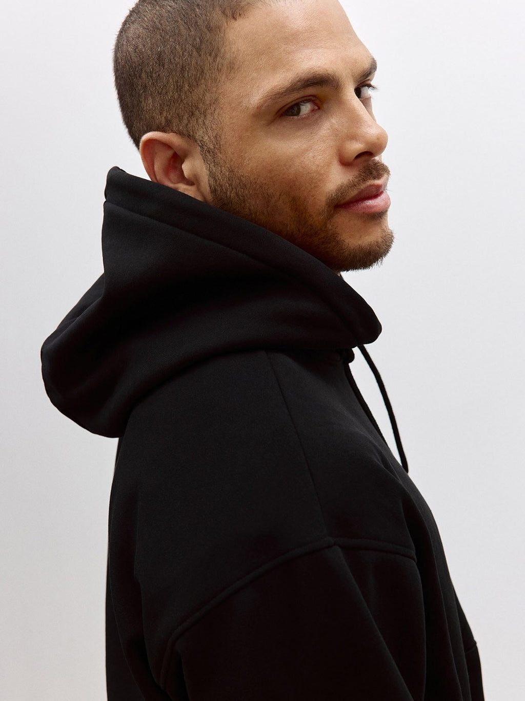 Men Black Relaxed Fit Hoodie – Comfortable Cotton Sweatshirt for Everyday Style in Pakistan | HARCHIZ