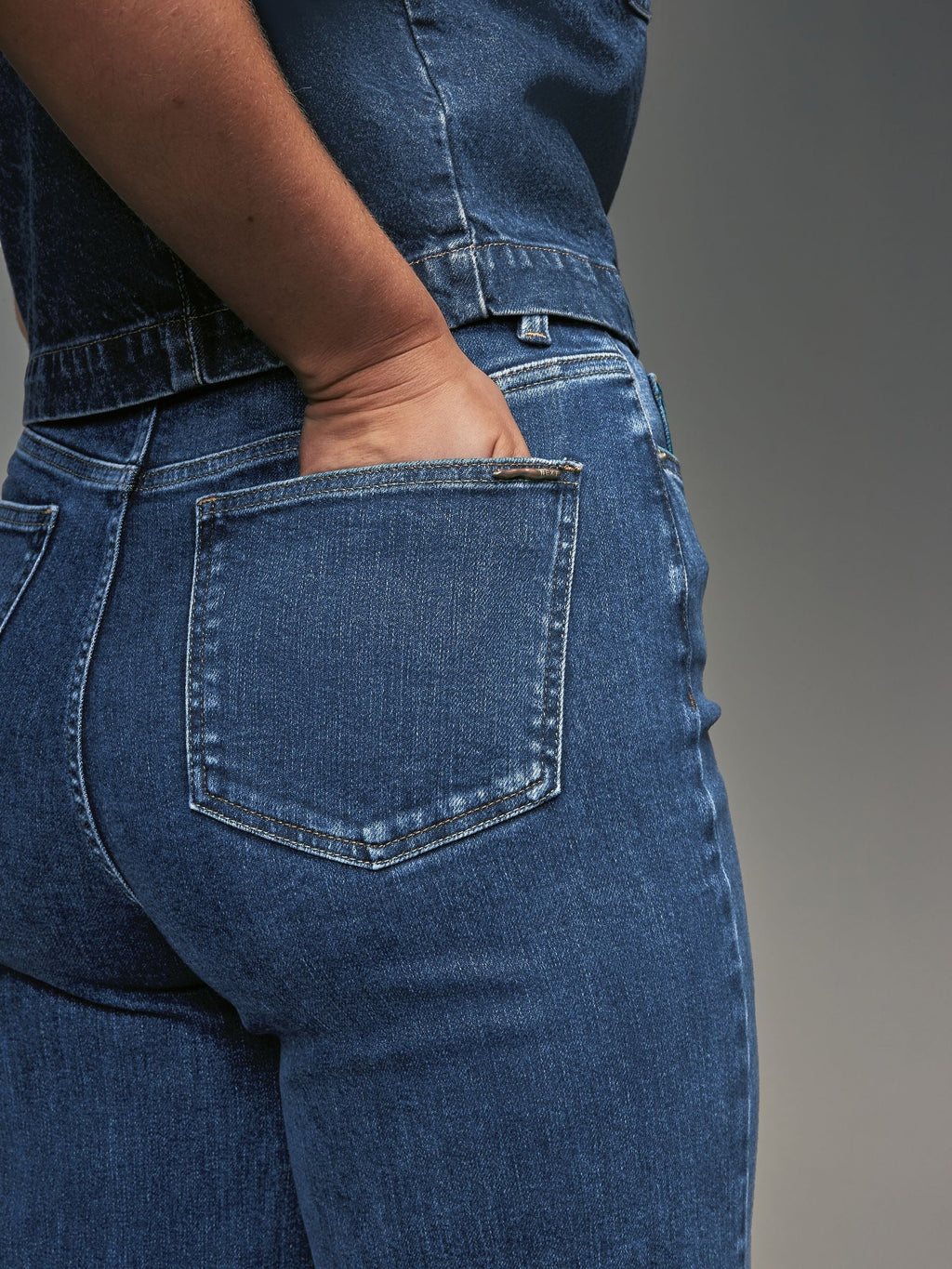 Women Dark Blue Wide Leg Hourglass Jeans – High Waist Flattering Fit Denim Pants in Pakistan | HARCHIZ