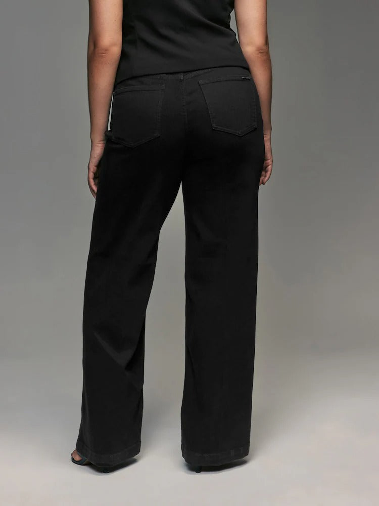 Women Black Wide Leg Hourglass Jeans – Trendy High-Waist Denim for Women in Pakistan