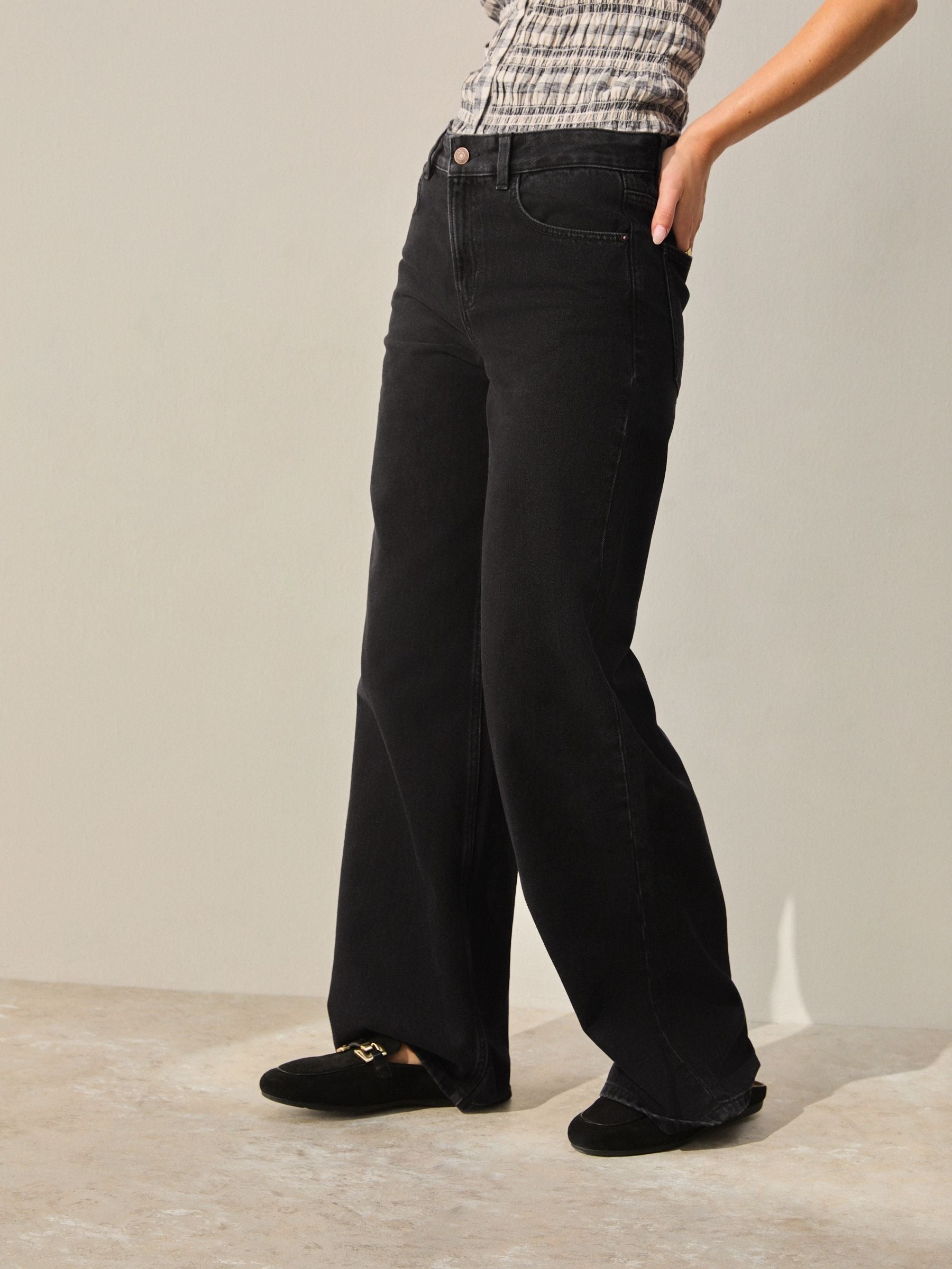 Women Black Wide Leg Jeans – Trendy High Waist Denim Pants for Pakistan | HARCHIZ