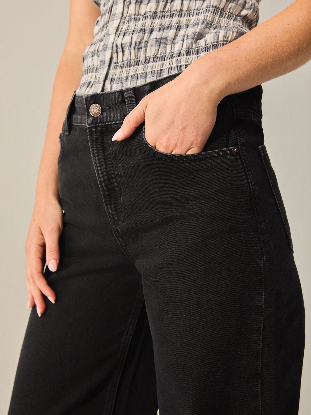 Women Black Wide Leg Jeans – Trendy High Waist Denim Pants for Pakistan | HARCHIZ